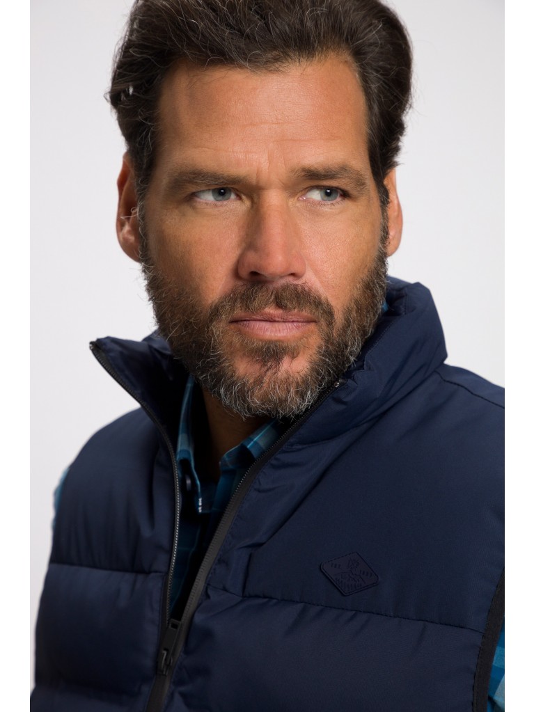 Γιλέκο καπιτονέ με όρθιο γιακά και ραμμένο σήμα στο στήθος, JP1880